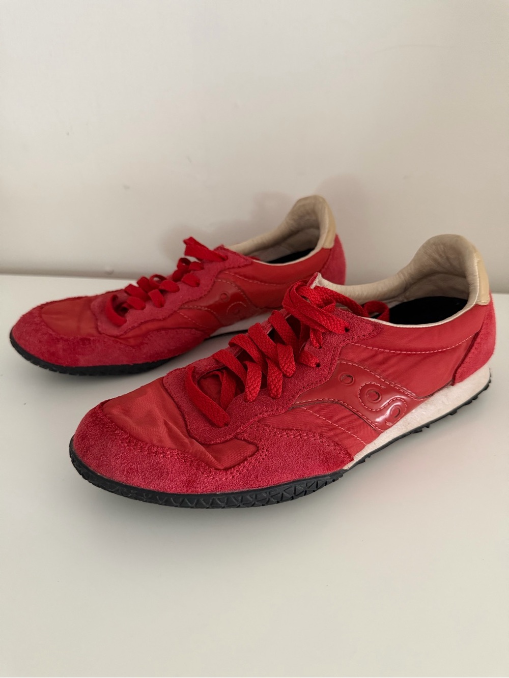Saucony women’s size 9 red and beige flat lightweight sneakers